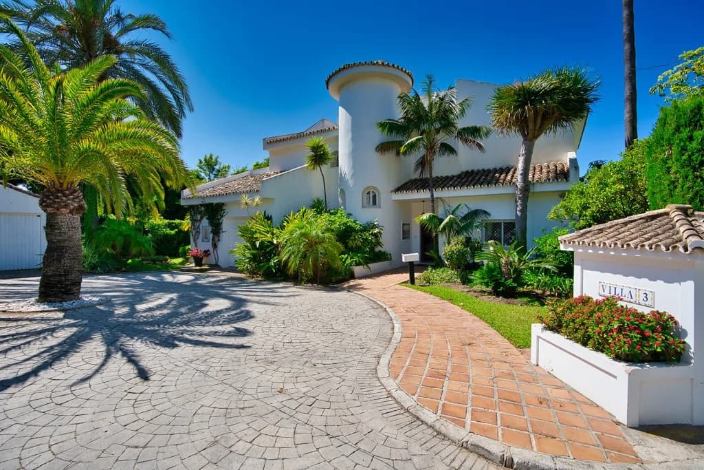 4 Bedroom Detached Villa for Sale in Marbella, Málaga - Image 2
