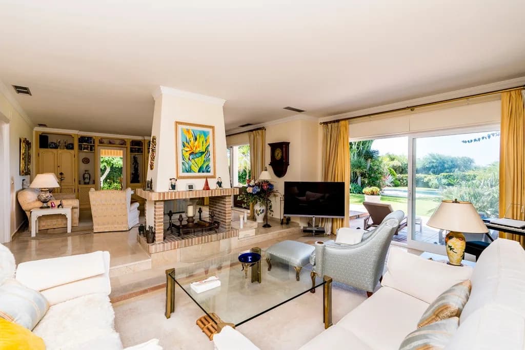 4 Bedroom Detached Villa for Sale in Marbella, Málaga - Image 4