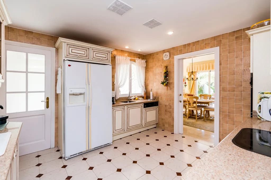 4 Bedroom Detached Villa for Sale in Marbella, Málaga - Image 8