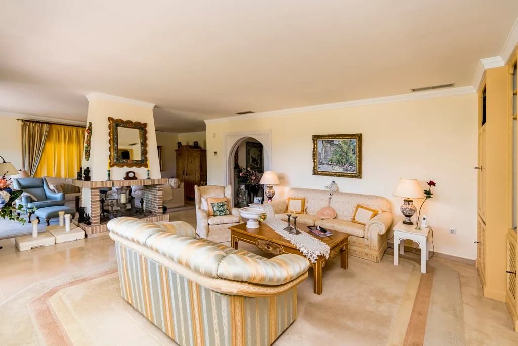 4 Bedroom Detached Villa for Sale in Marbella, Málaga - Image 9