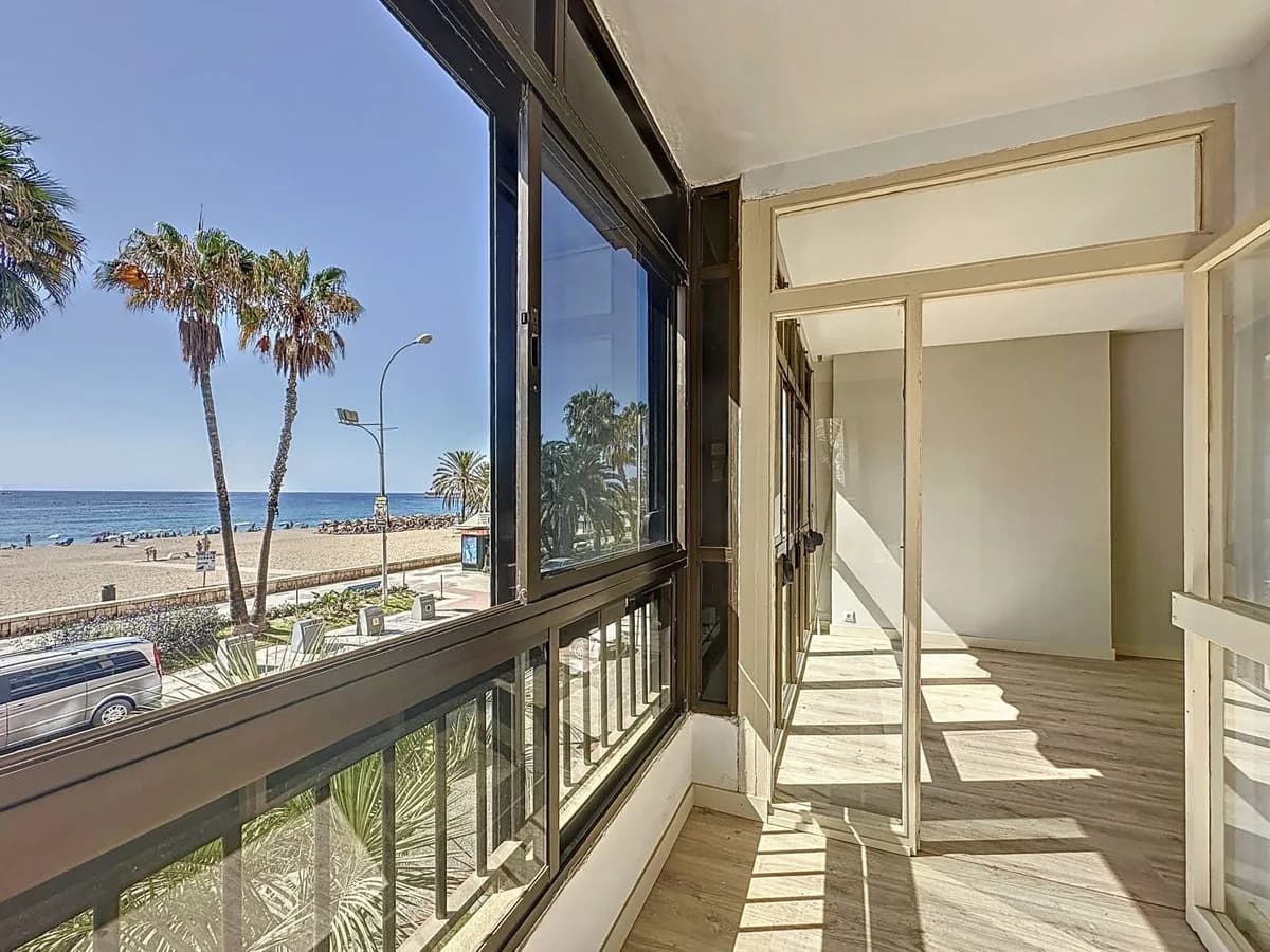 2 Bedroom Middle Floor Apartment for Sale in Malagueta, Málaga - Image 4