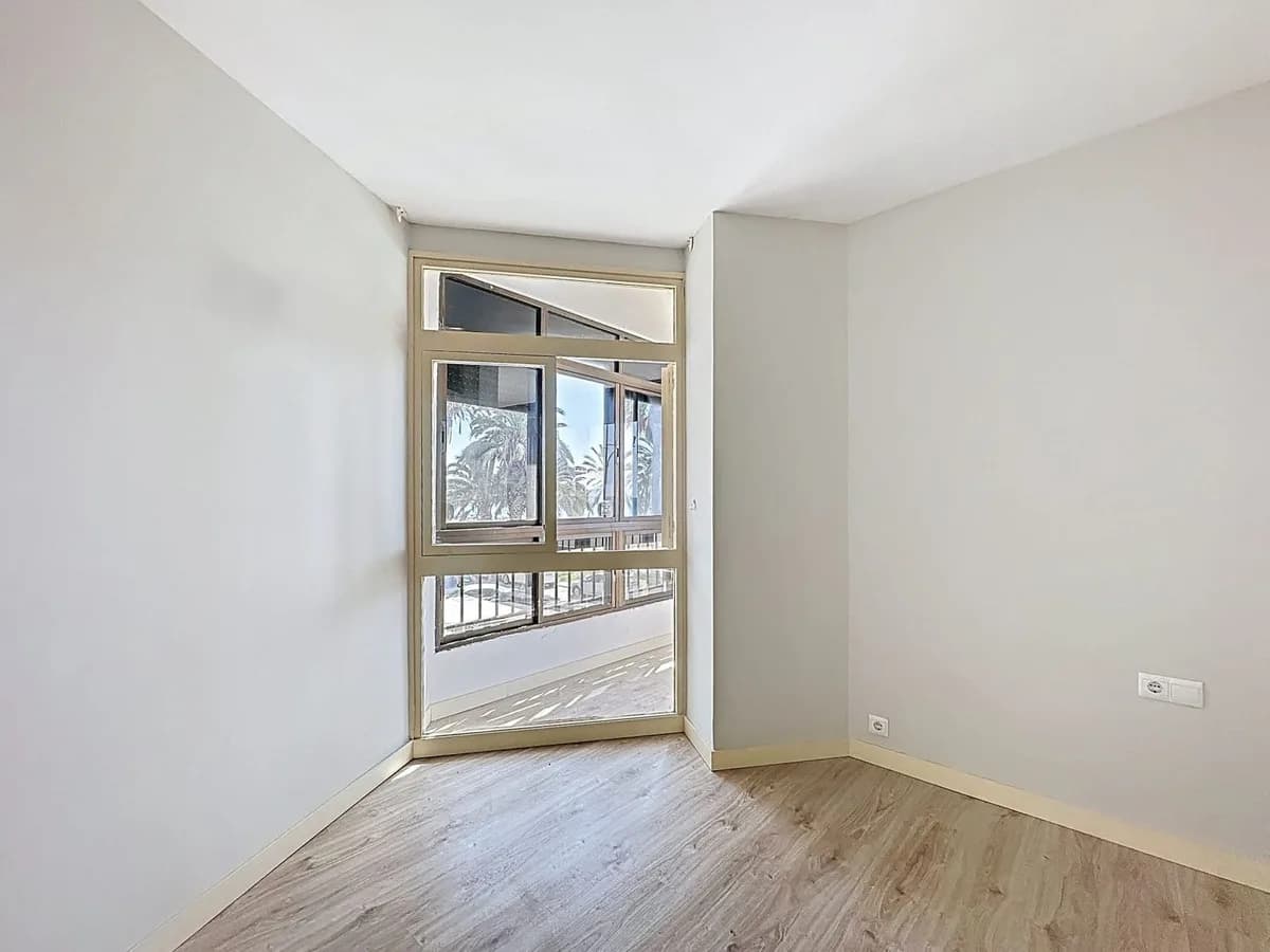 2 Bedroom Middle Floor Apartment for Sale in Malagueta, Málaga - Image 5