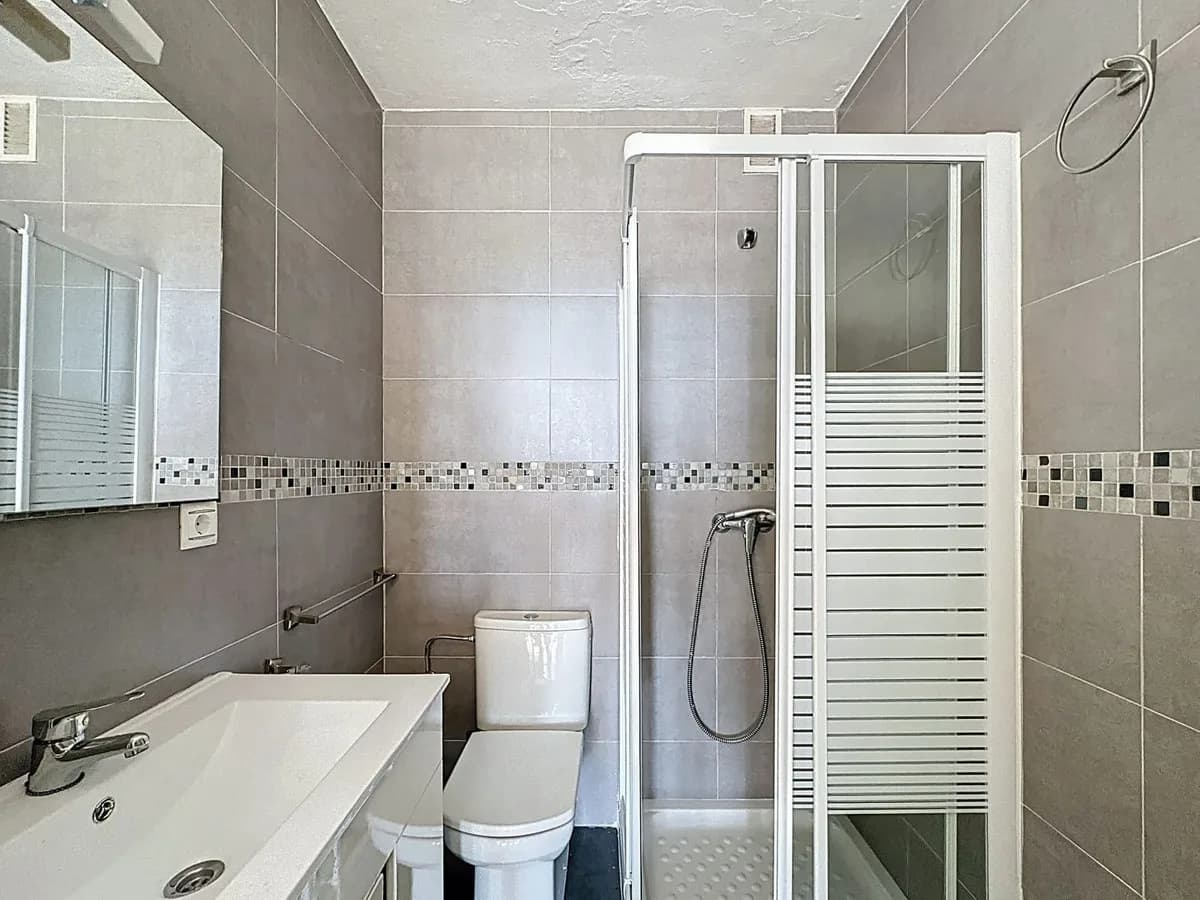 2 Bedroom Middle Floor Apartment for Sale in Malagueta, Málaga - Image 8