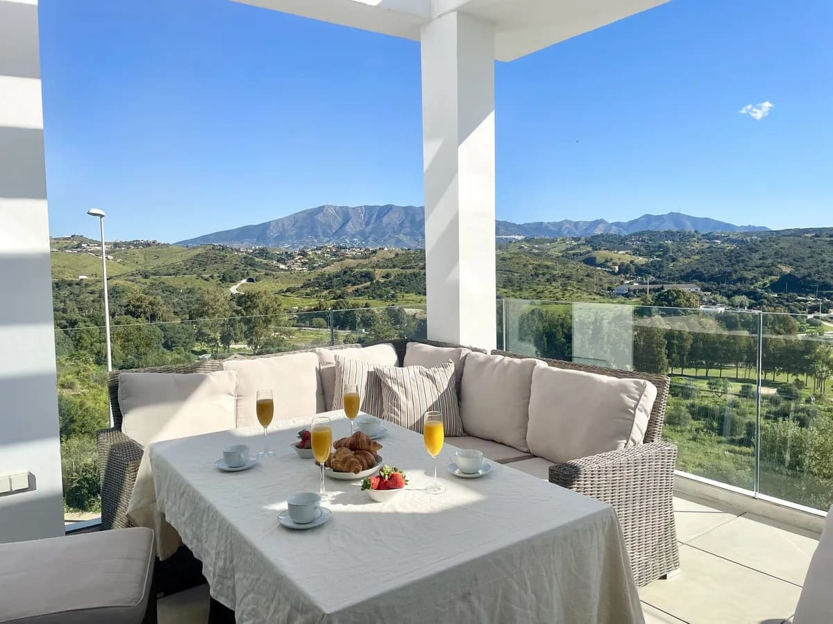 3 Bedroom Middle Floor Apartment for Sale in La Cala, Málaga - Image 4