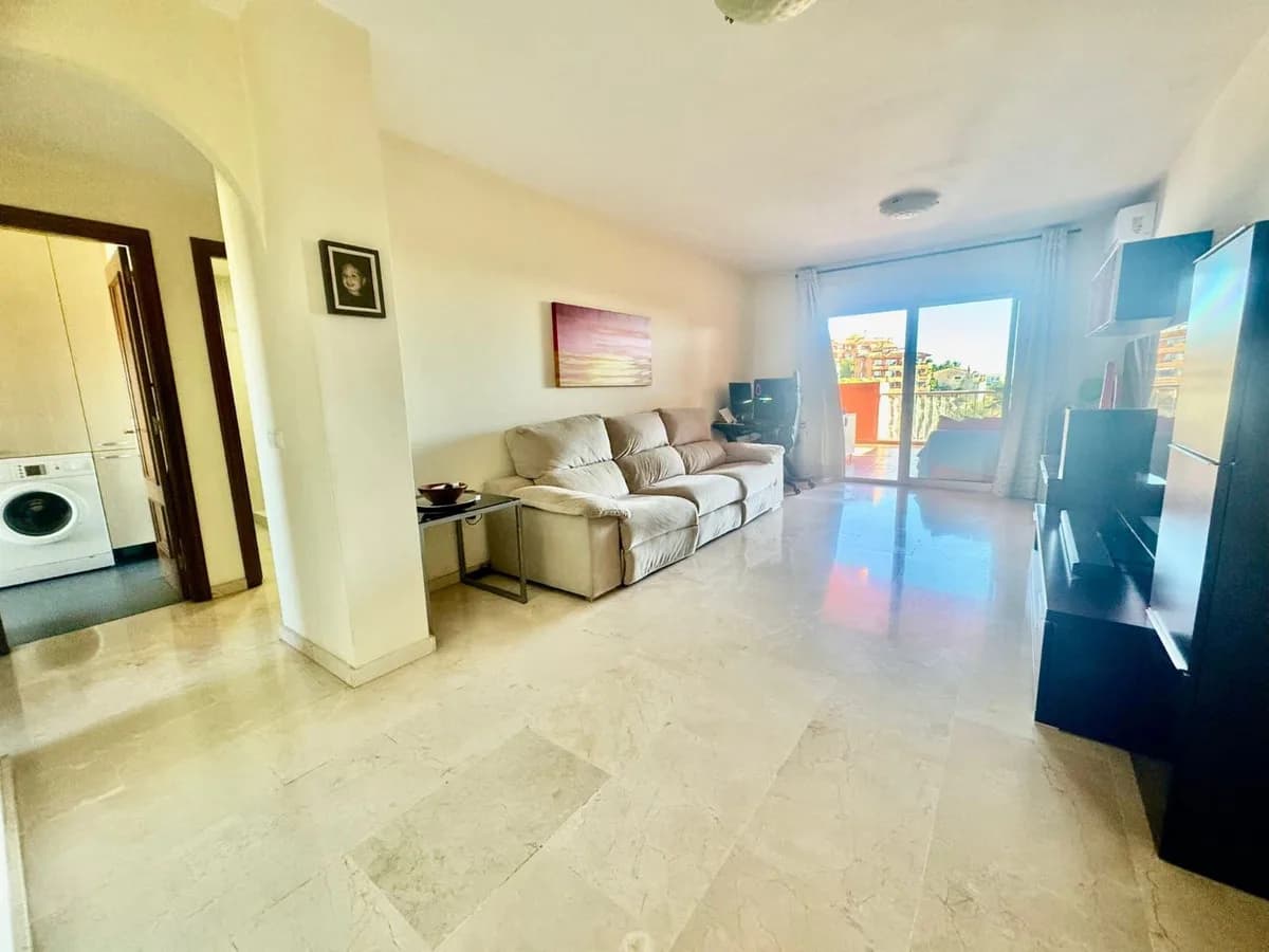 2 Bedroom Middle Floor Apartment for Sale in Los Pacos, Málaga - Image 2