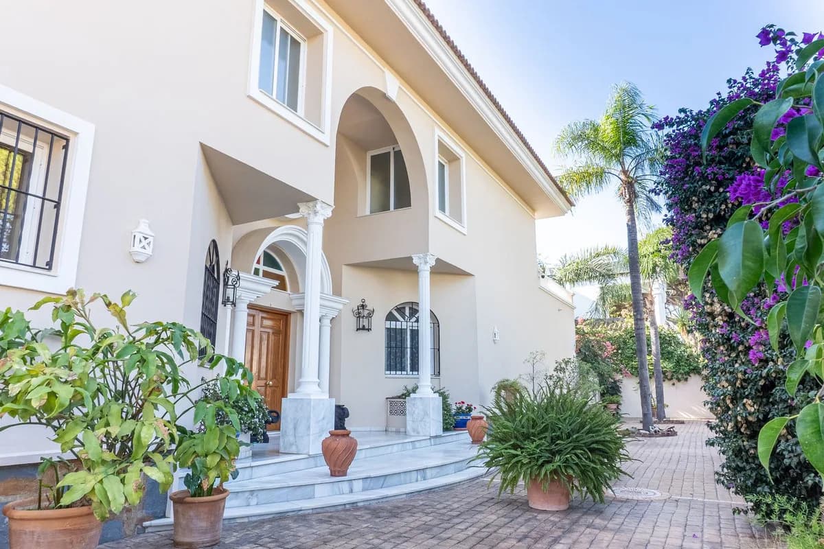 5 Bedroom Detached Villa for Sale in New Golden Mile, Málaga - Image 4