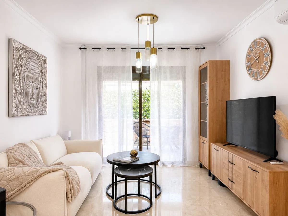 2 Bedroom Middle Floor Apartment for Sale in Marbella, Málaga - Image 2