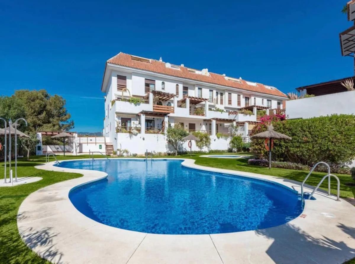 2 Bedroom Middle Floor Apartment for Sale in Marbella, Málaga - Image 3