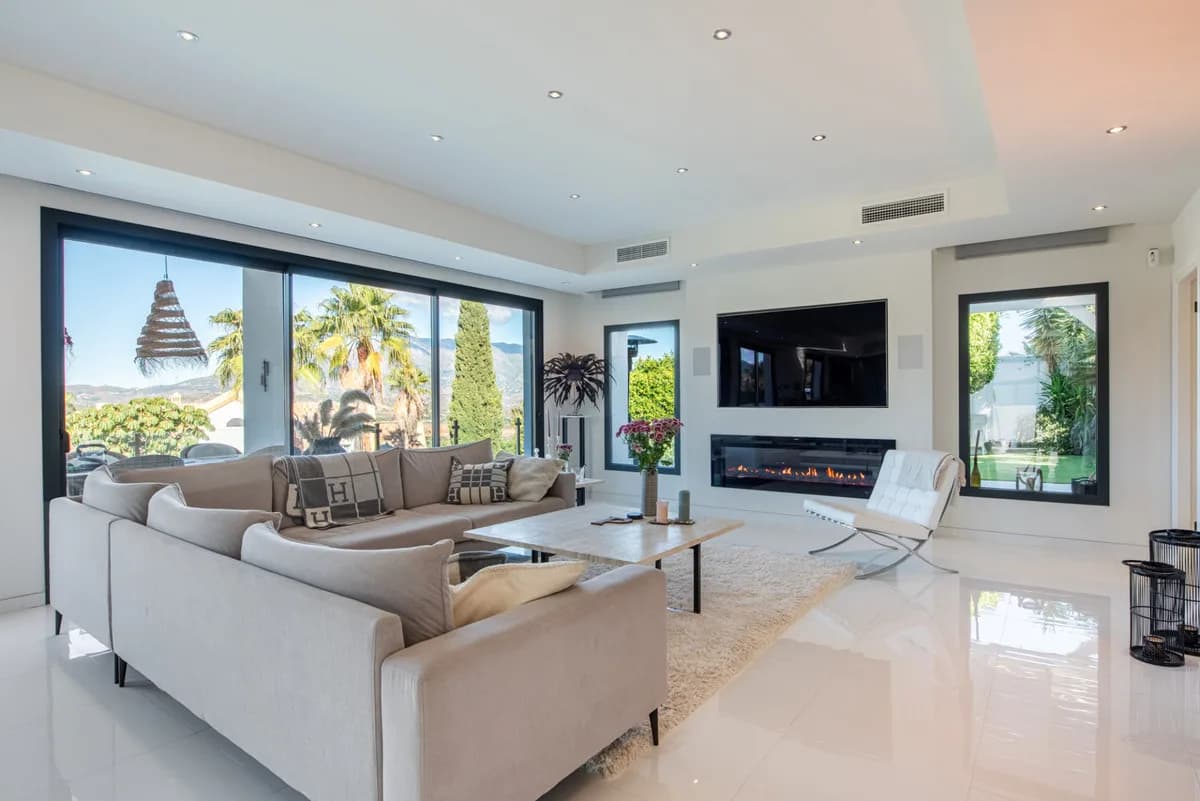 4 Bedroom Detached Villa for Sale in La Cala Golf, Málaga - Image 3