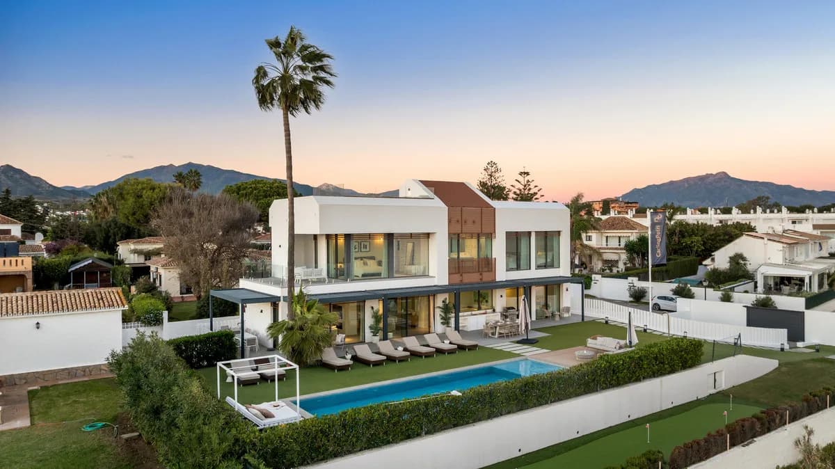 5 Bedroom Detached Villa for Sale in New Golden Mile, Málaga