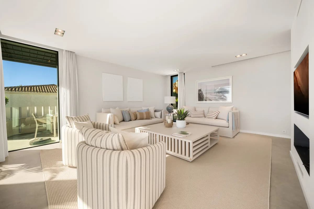 5 Bedroom Detached Villa for Sale in New Golden Mile, Málaga - Image 3