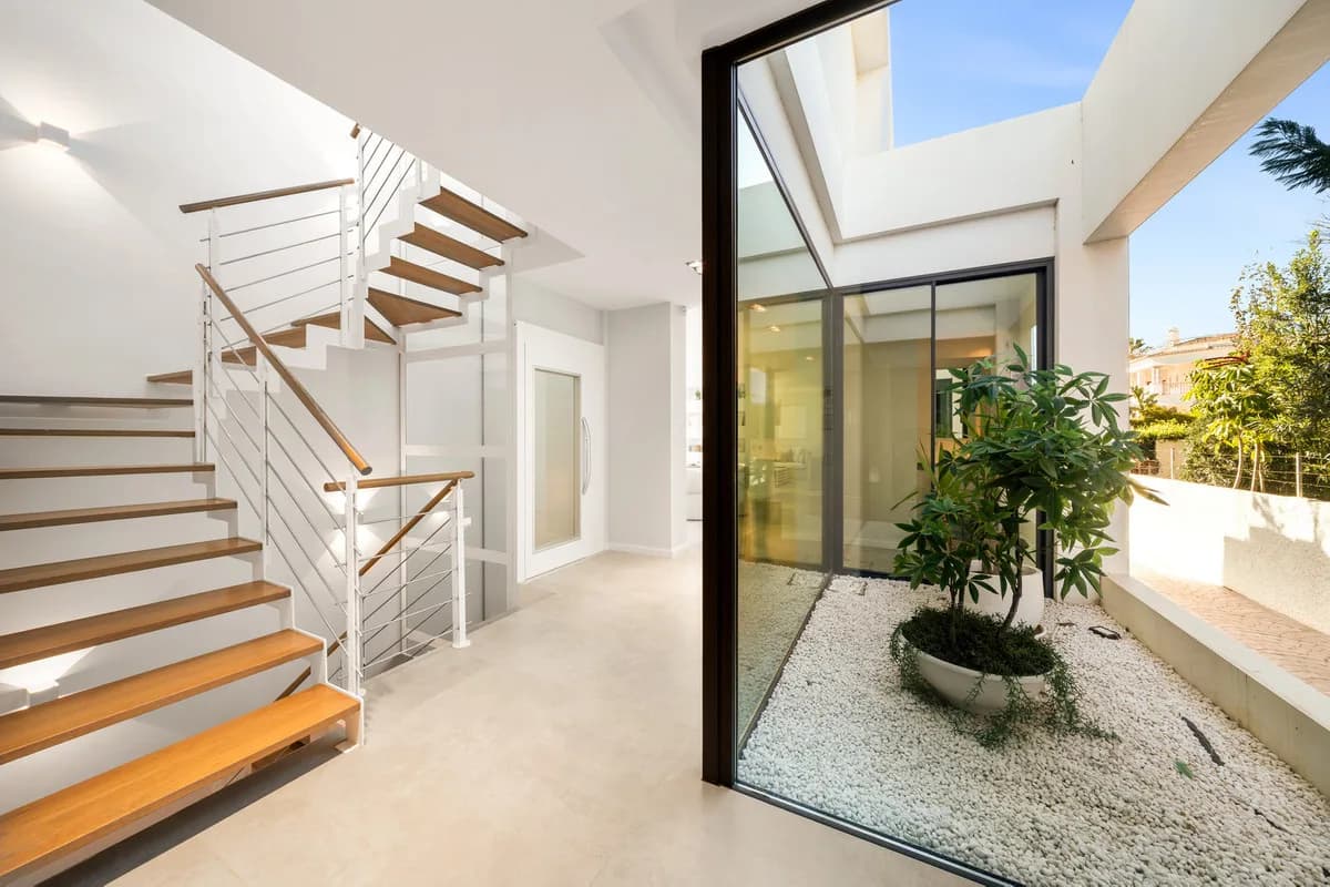5 Bedroom Detached Villa for Sale in New Golden Mile, Málaga - Image 7