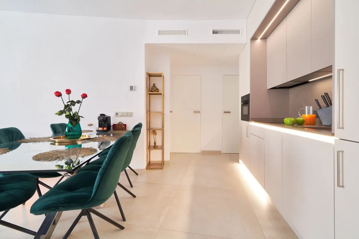 3 Bedroom Middle Floor Apartment for Sale in Marbella, Málaga - Image 4