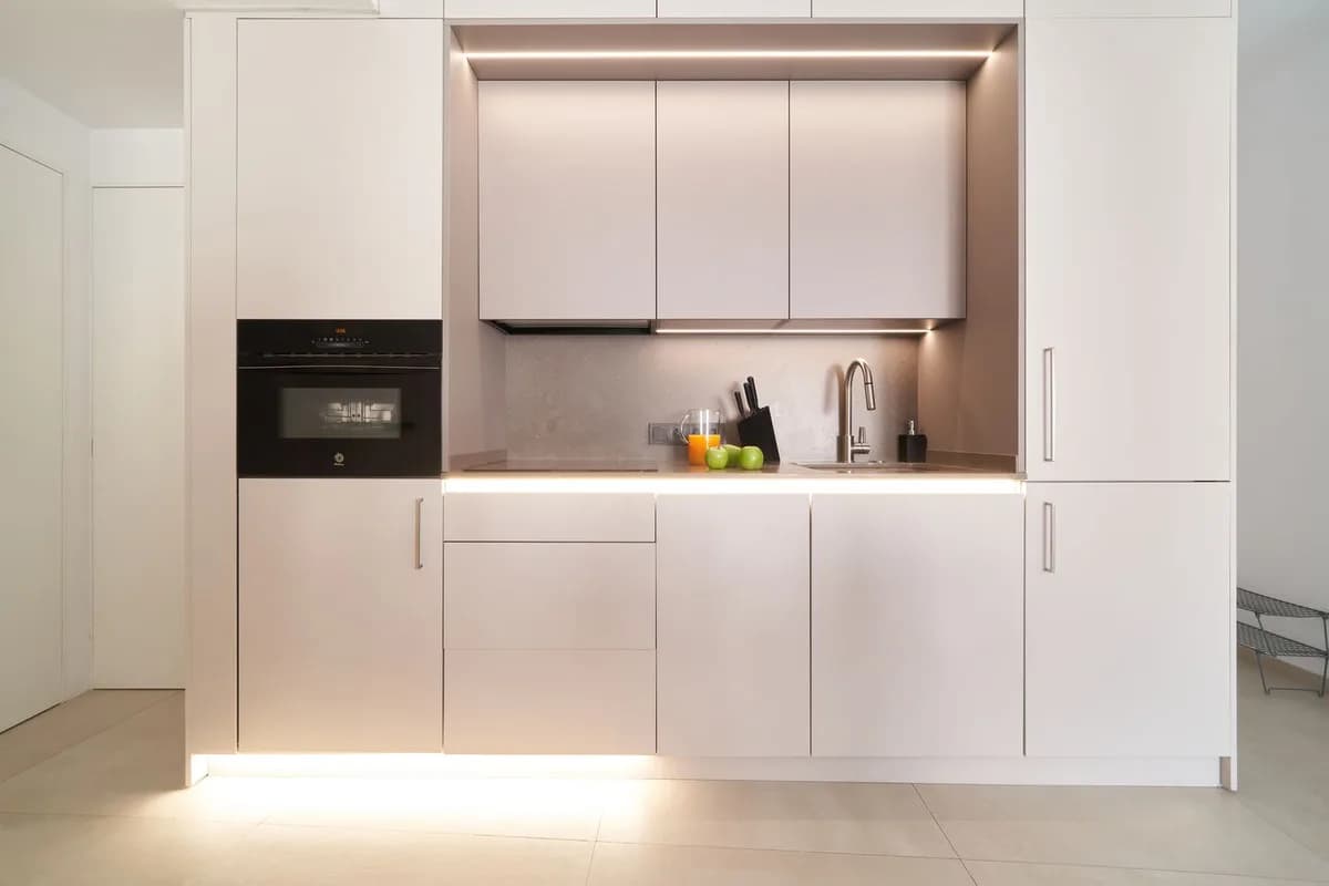 3 Bedroom Middle Floor Apartment for Sale in Marbella, Málaga - Image 5