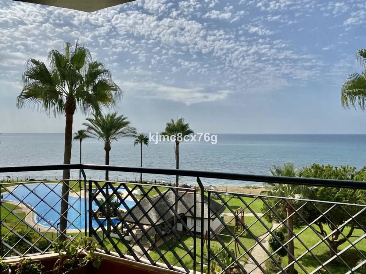 2 Bedroom Middle Floor Apartment for Sale in Calahonda, Málaga