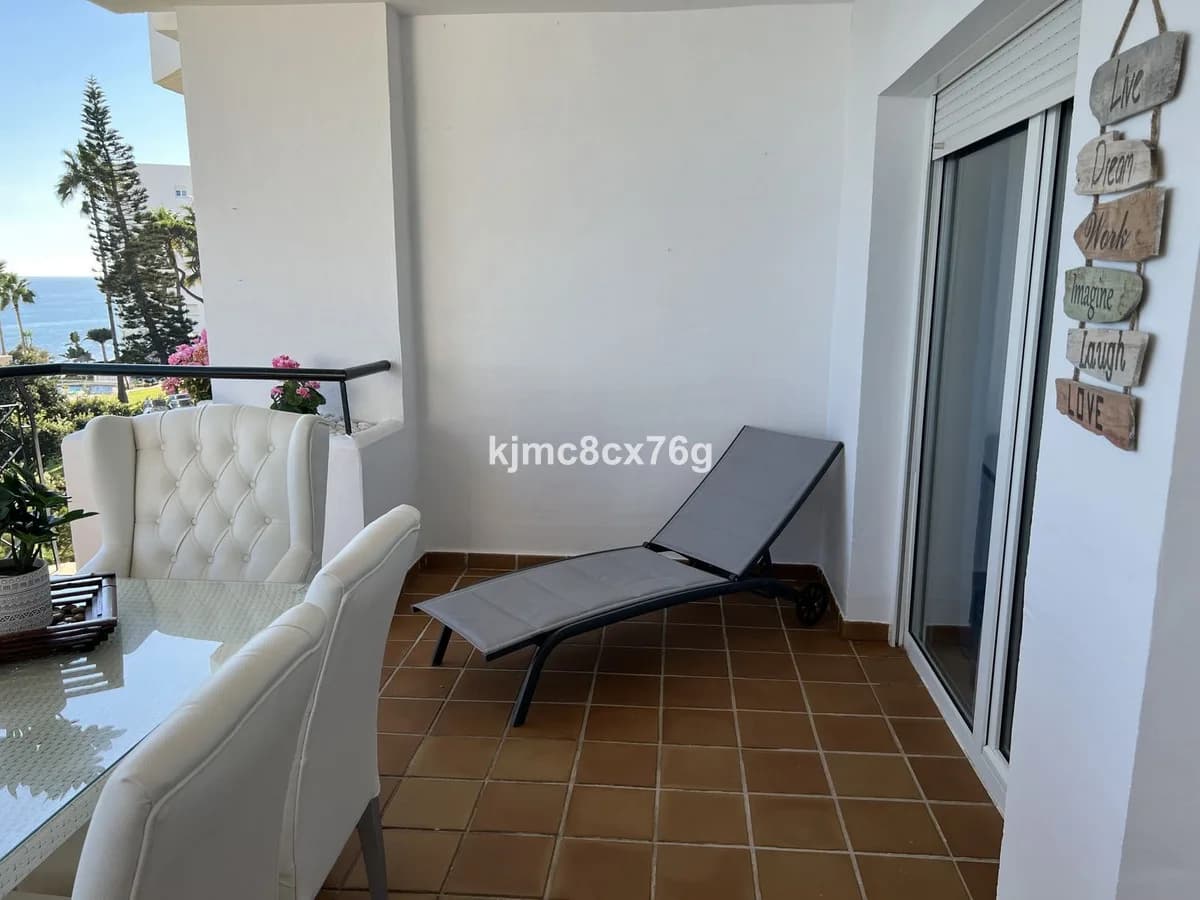 2 Bedroom Middle Floor Apartment for Sale in Calahonda, Málaga - Image 4