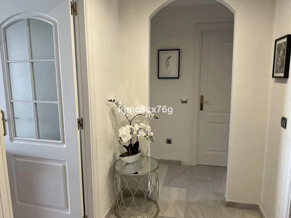 2 Bedroom Middle Floor Apartment for Sale in Calahonda, Málaga - Image 9