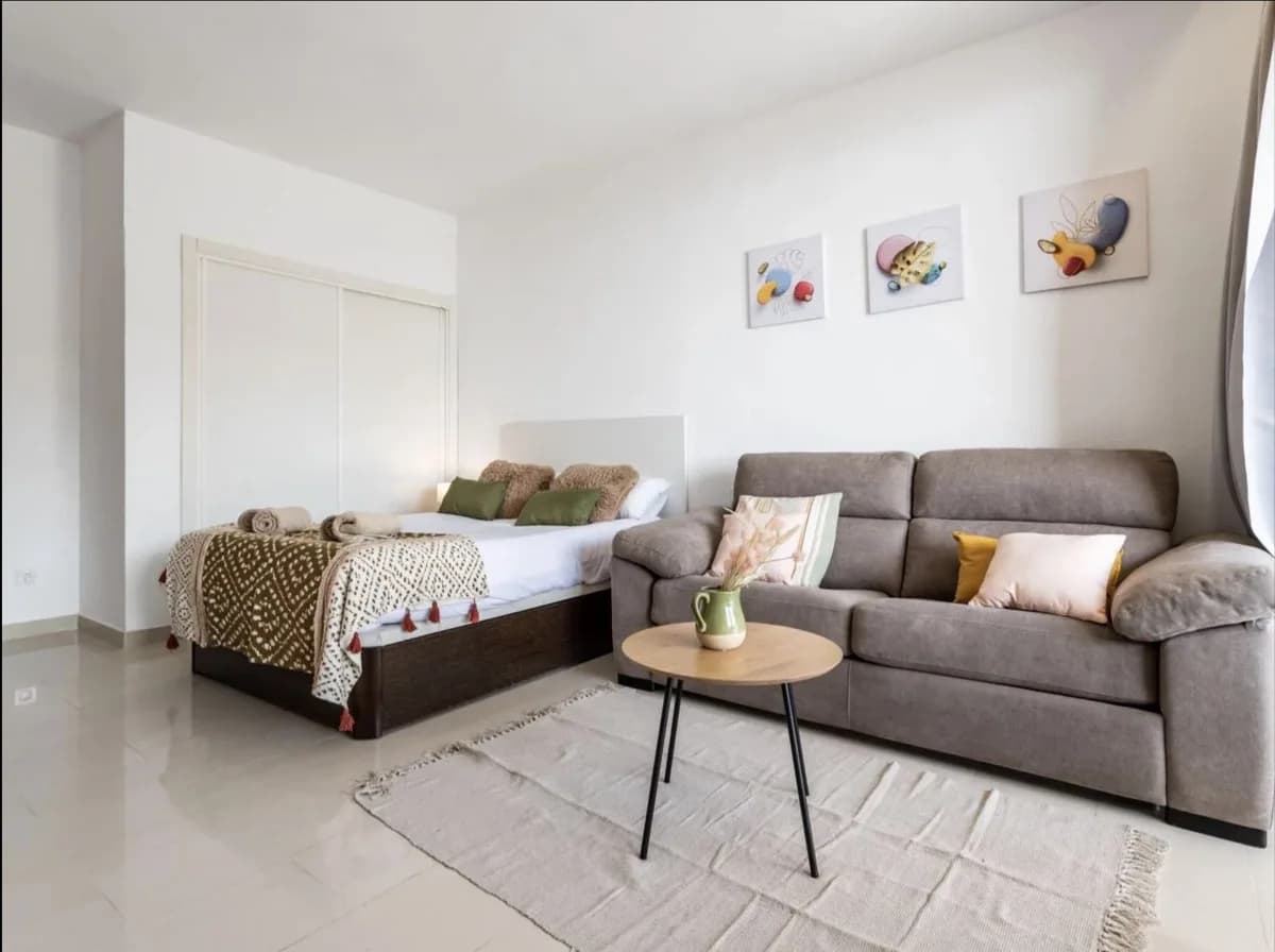 Middle Floor Studio for Sale in Fuengirola, Málaga - Image 8