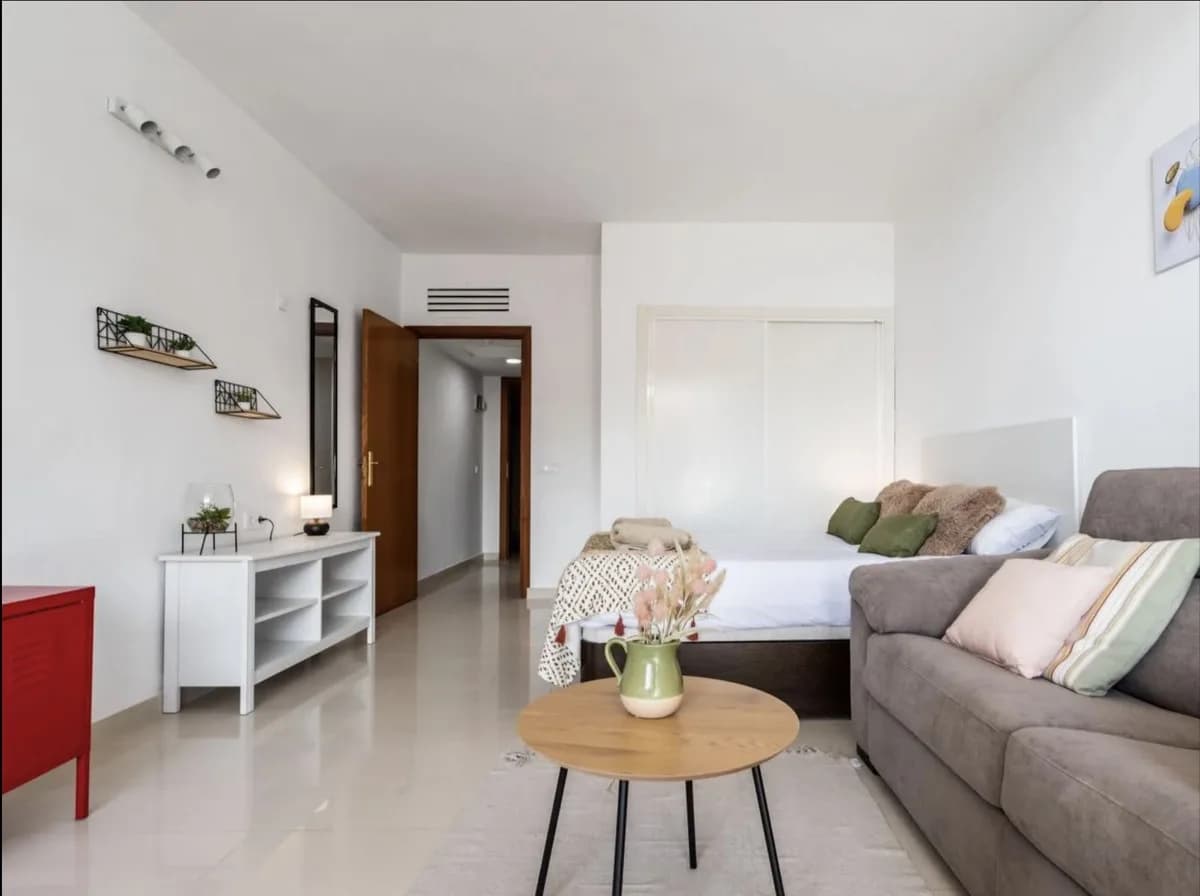 Middle Floor Studio for Sale in Fuengirola, Málaga - Image 9