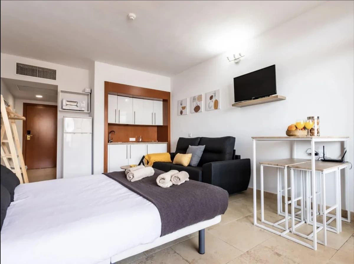 Middle Floor Studio for Sale in Fuengirola, Málaga - Image 7