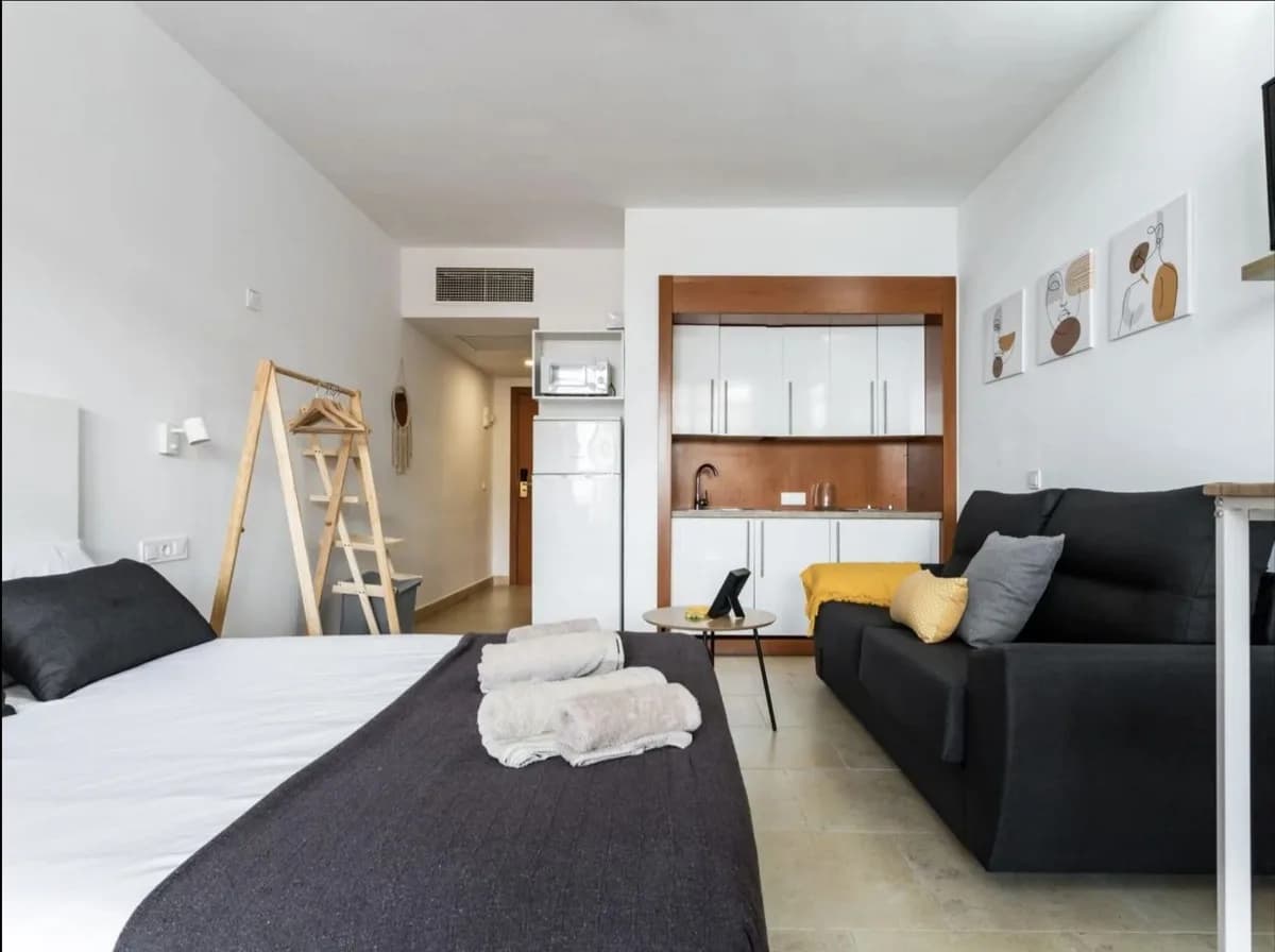 Middle Floor Studio for Sale in Fuengirola, Málaga - Image 8