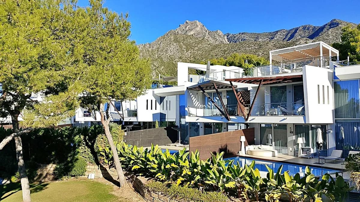 5 Bedroom Semi-Detached House for Sale in Sierra Blanca, Málaga