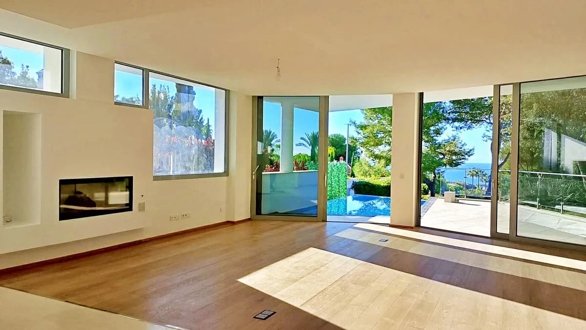 5 Bedroom Semi-Detached House for Sale in Sierra Blanca, Málaga - Image 2