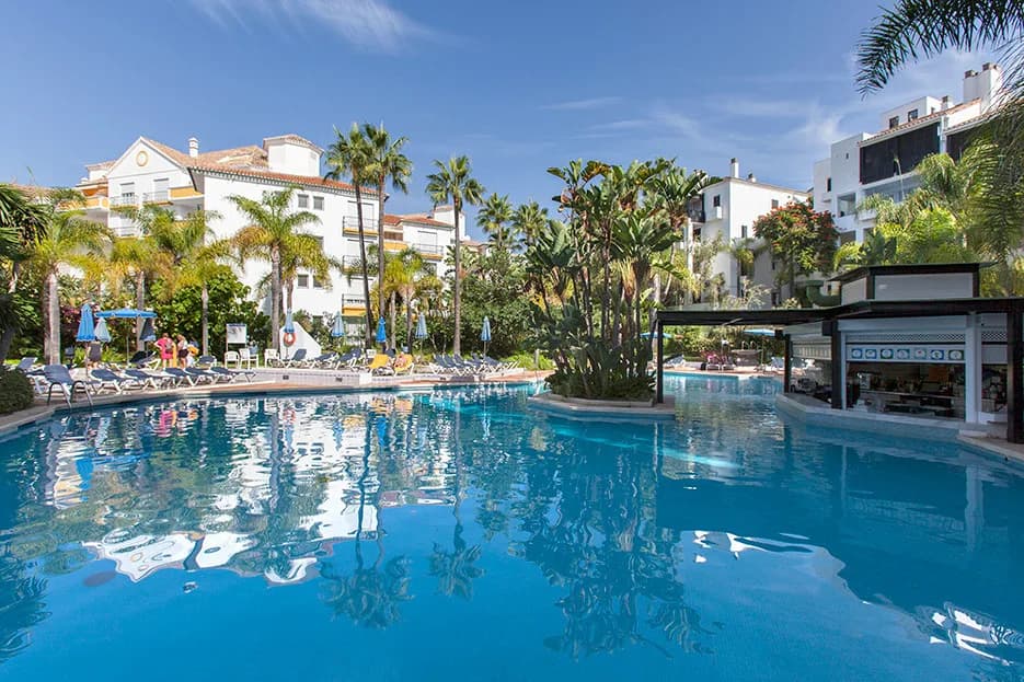 4 Bedroom Middle Floor Apartment for Sale in Elviria, Málaga