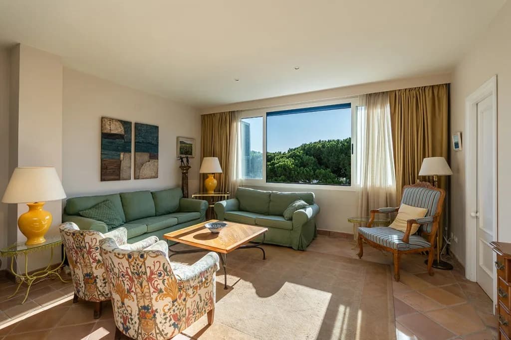 4 Bedroom Middle Floor Apartment for Sale in Elviria, Málaga - Image 3