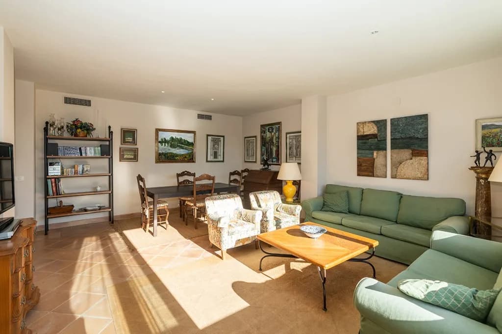 4 Bedroom Middle Floor Apartment for Sale in Elviria, Málaga - Image 6
