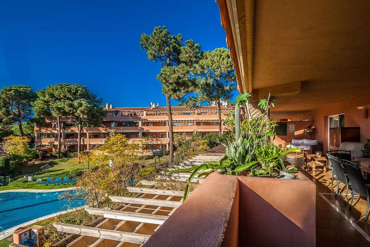 2 Bedroom Middle Floor Apartment for Sale in Elviria, Málaga - Image 2