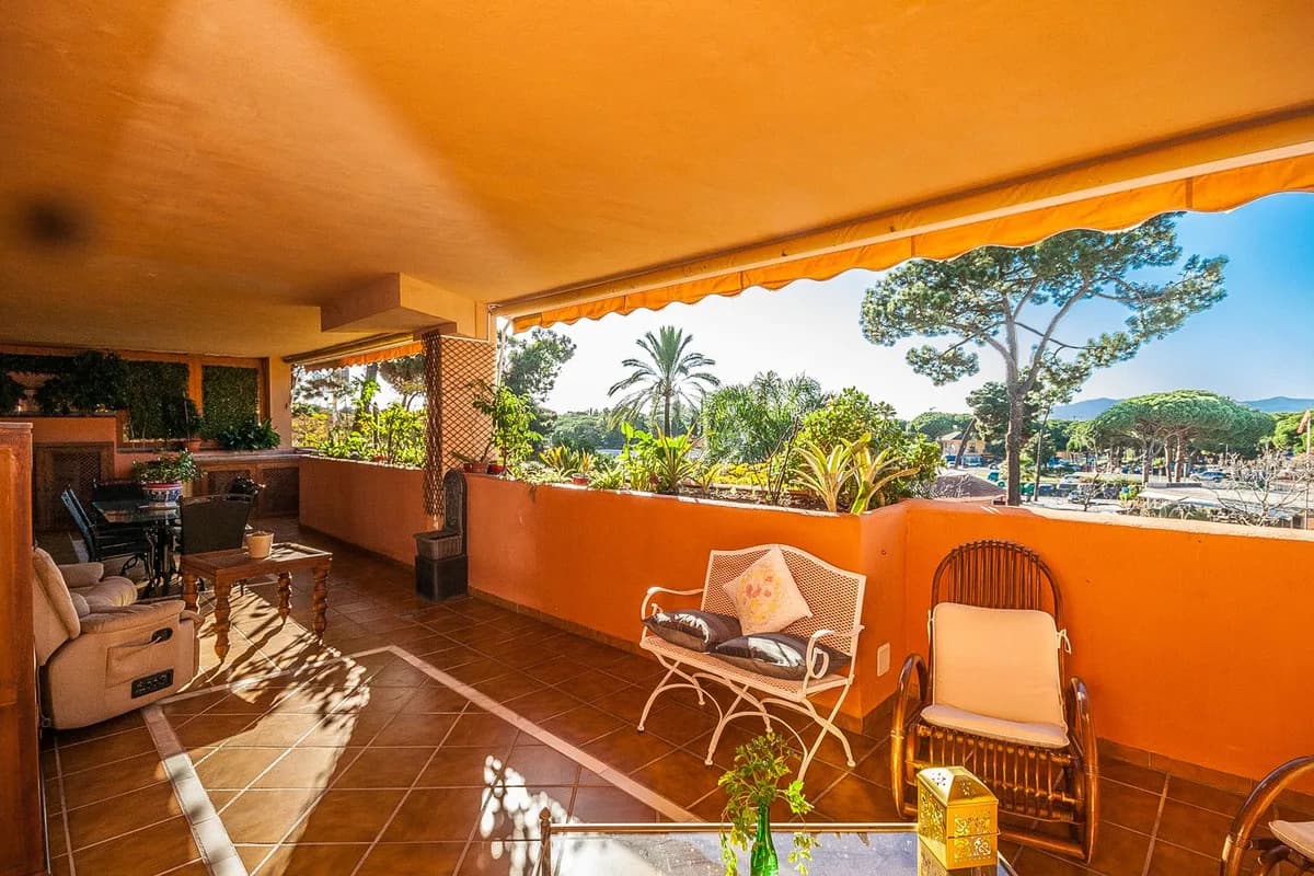 2 Bedroom Middle Floor Apartment for Sale in Elviria, Málaga - Image 3