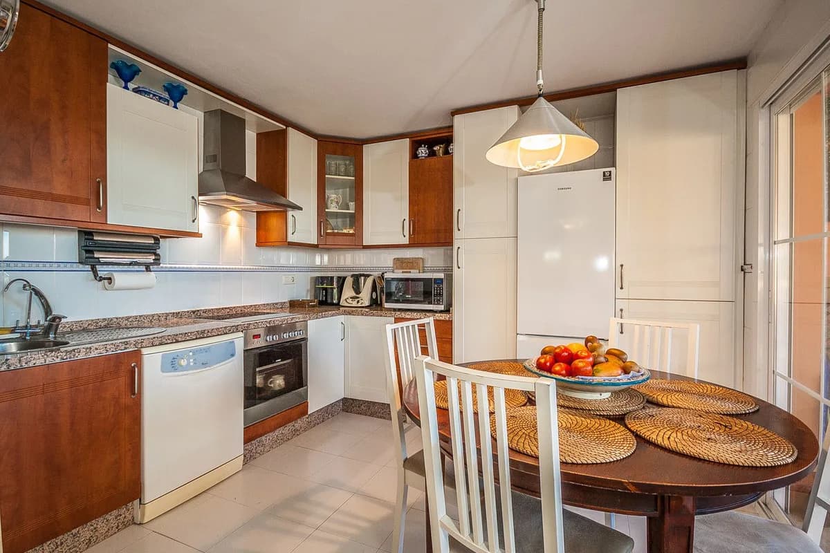 2 Bedroom Middle Floor Apartment for Sale in Elviria, Málaga - Image 7