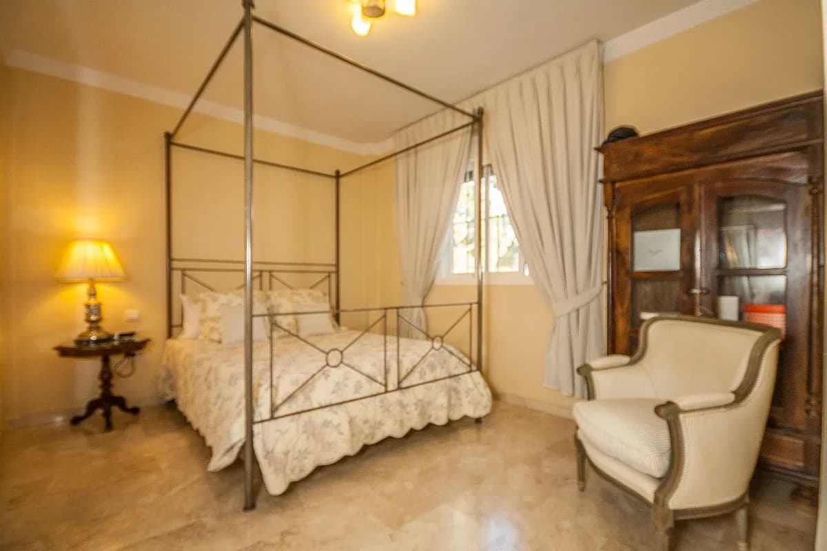2 Bedroom Middle Floor Apartment for Sale in Elviria, Málaga - Image 8