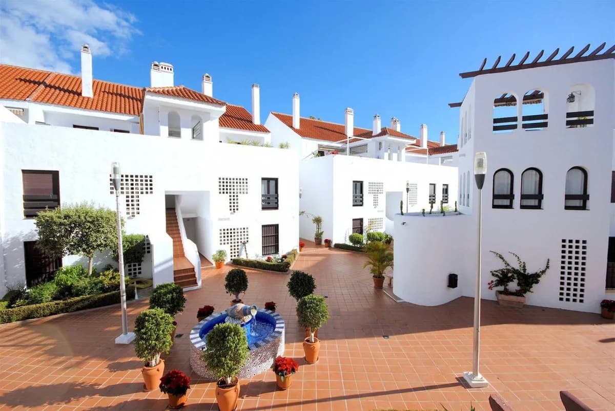 3 Bedroom Duplex for Sale in Aloha, Málaga - Image 2