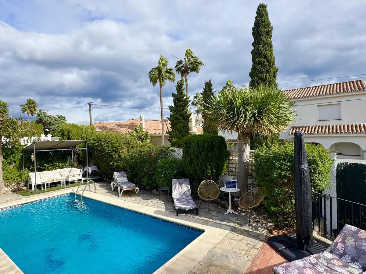4 Bedroom Detached Villa for Sale in La Duquesa, Málaga