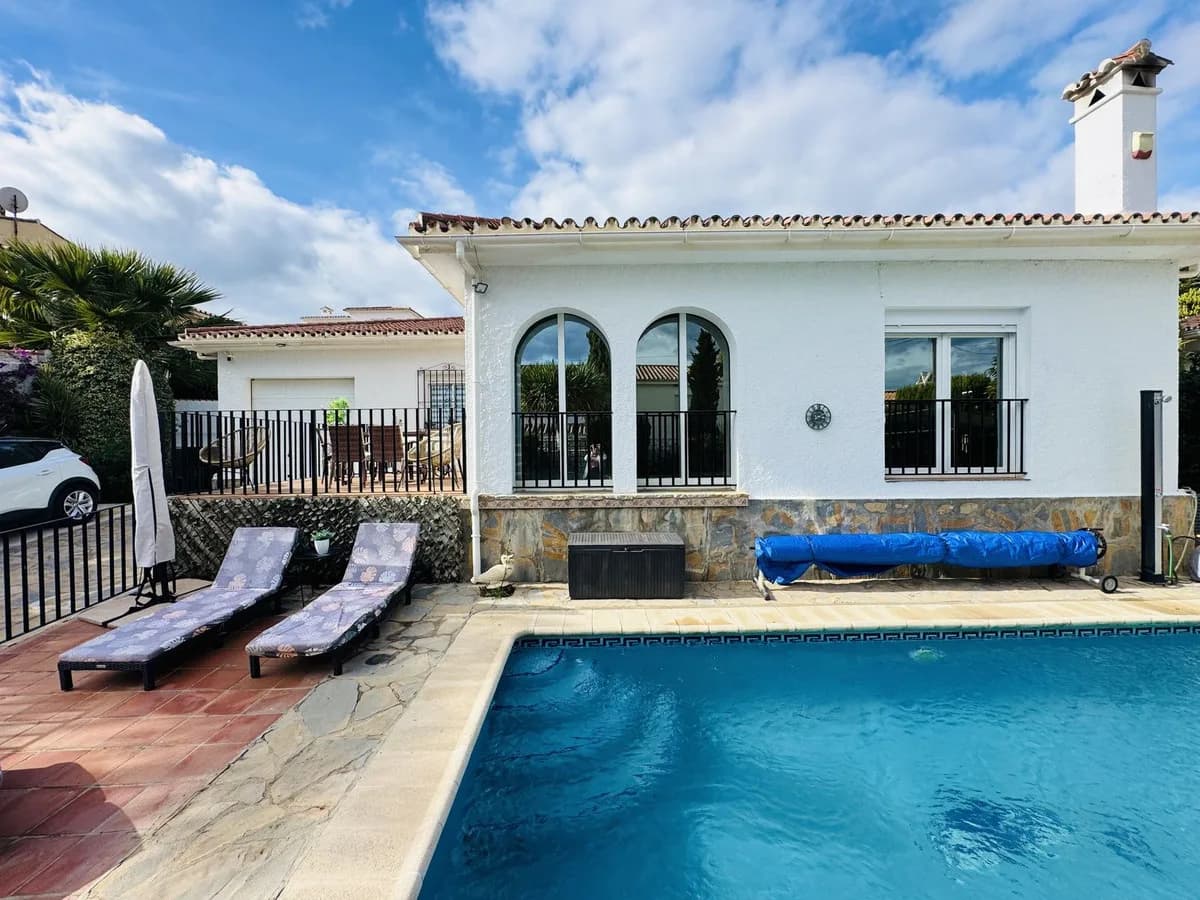 4 Bedroom Detached Villa for Sale in La Duquesa, Málaga - Image 2