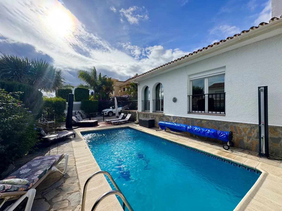 4 Bedroom Detached Villa for Sale in La Duquesa, Málaga - Image 3