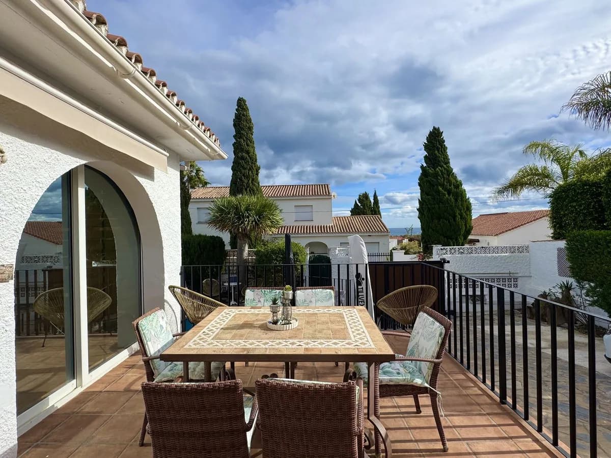 4 Bedroom Detached Villa for Sale in La Duquesa, Málaga - Image 4