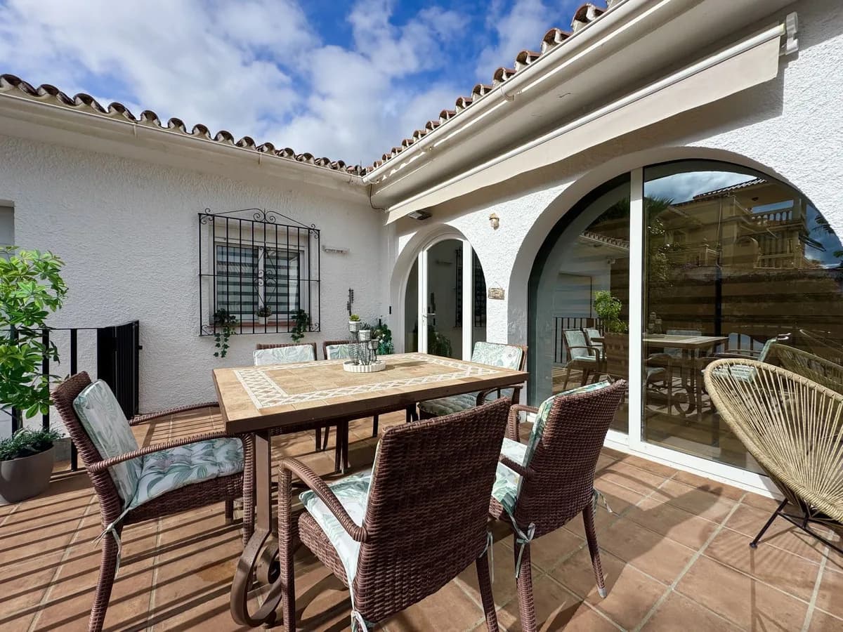4 Bedroom Detached Villa for Sale in La Duquesa, Málaga - Image 5