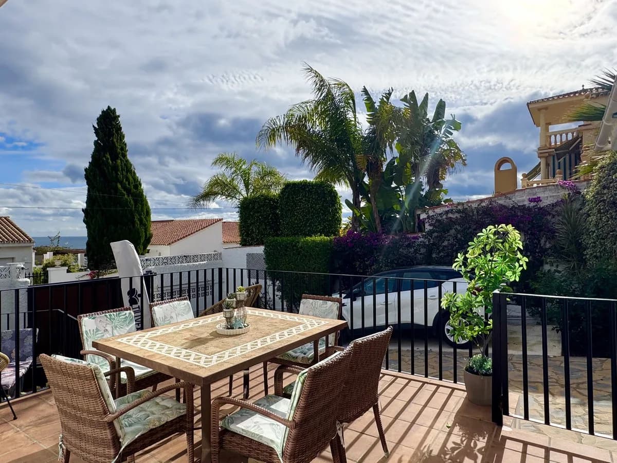 4 Bedroom Detached Villa for Sale in La Duquesa, Málaga - Image 6