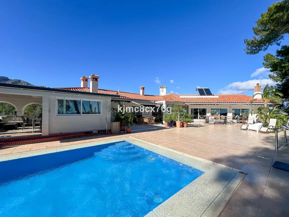 7 Bedroom Detached Villa for Sale in Torremolinos, Málaga - Image 2