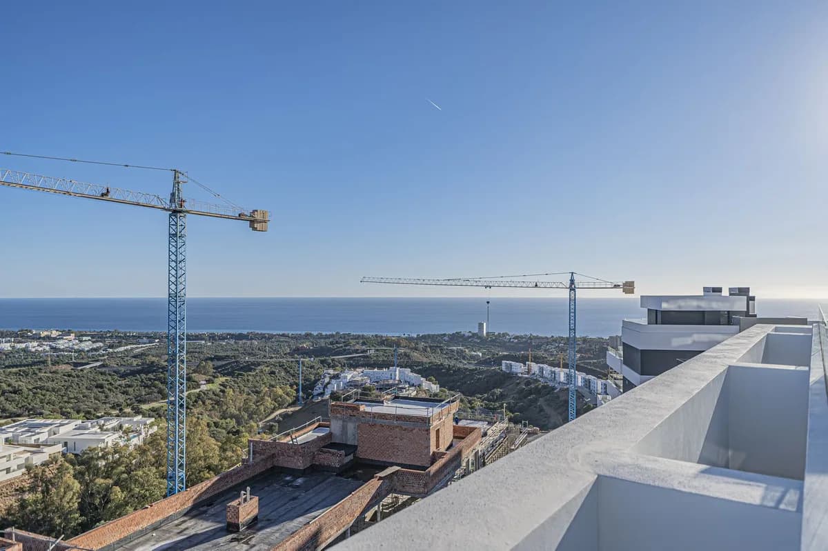 3 Bedroom Middle Floor Apartment for Sale in Altos de los Monteros, Málaga - Image 2