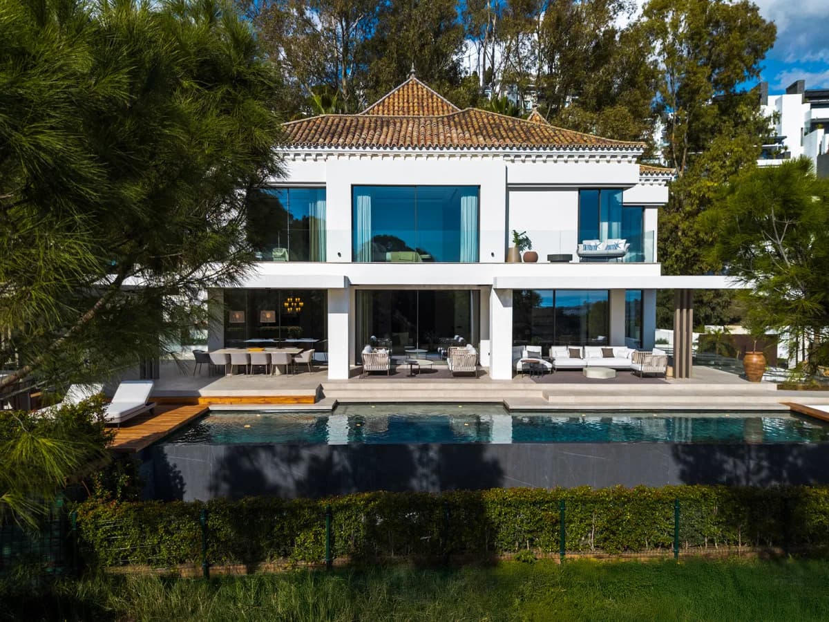 6 Bedroom Detached Villa for Sale in La Quinta, Málaga - Image 2