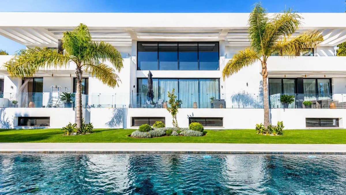 5 Bedroom Detached Villa for Sale in El Paraiso, Málaga - Image 2