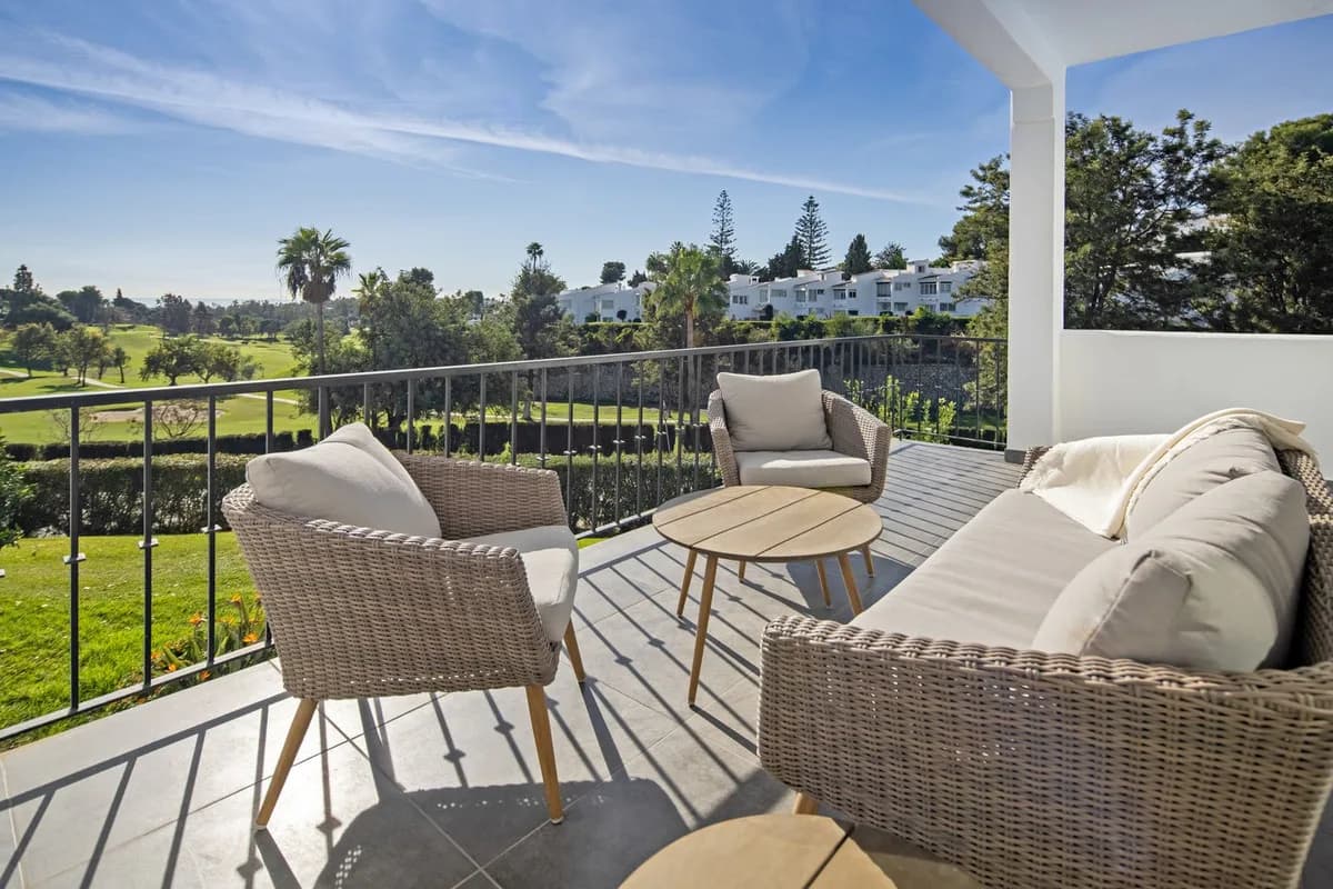 4 Bedroom Semi-Detached House for Sale in Nueva Andalucía, Málaga