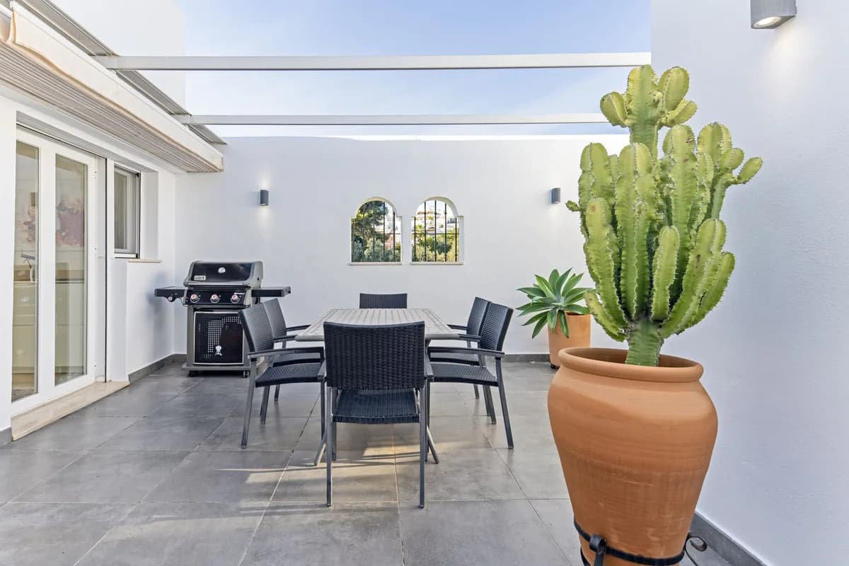 4 Bedroom Semi-Detached House for Sale in Nueva Andalucía, Málaga - Image 7