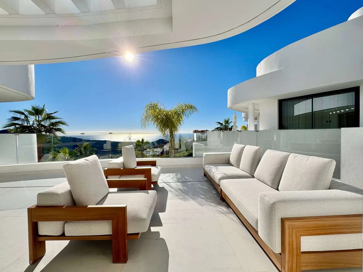 2 Bedroom Middle Floor Apartment for Sale in Marbella, Málaga - Image 2