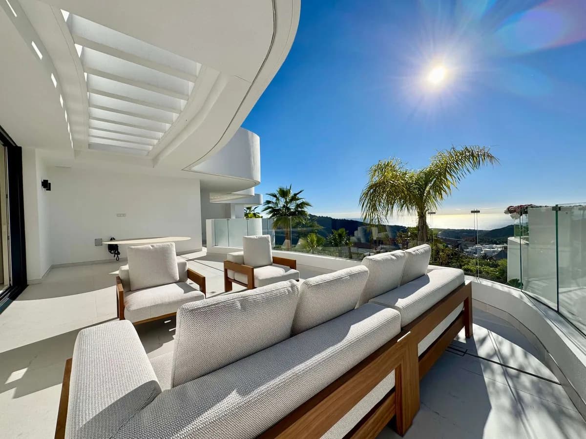 2 Bedroom Middle Floor Apartment for Sale in Marbella, Málaga - Image 3