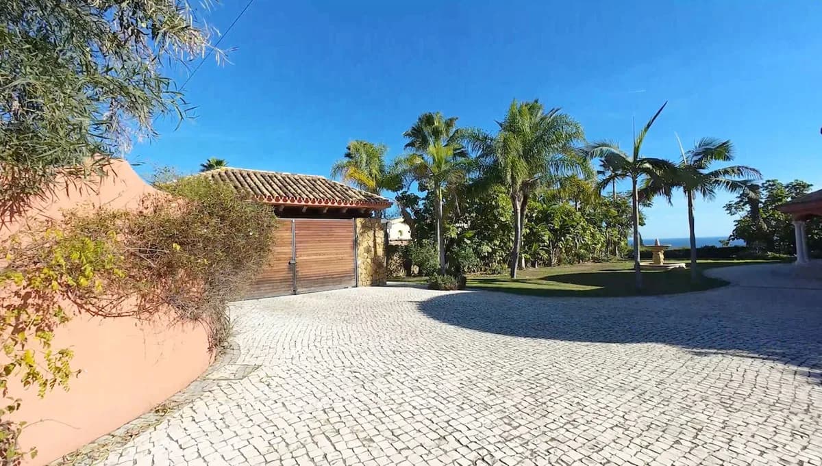8 Bedroom Detached Villa for Sale in El Paraiso, Málaga - Image 7